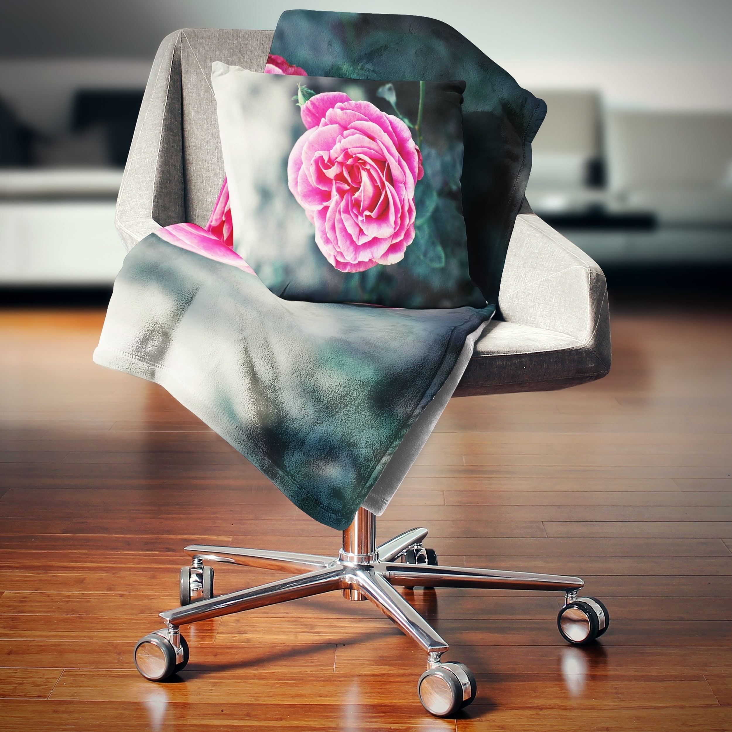 Designart 'Red Rose in Vintage Style' Floral Throw Blanket
